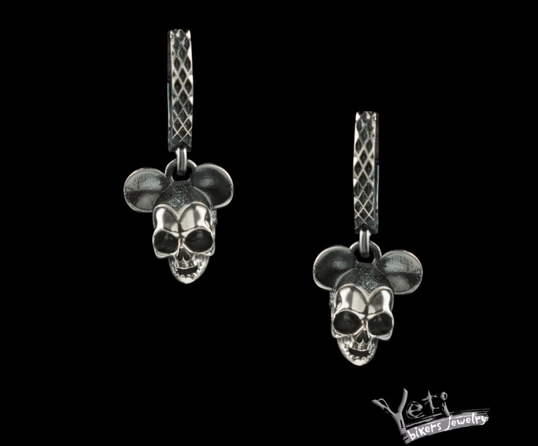 Серебряные серьги с черепом Mickey   с камнями